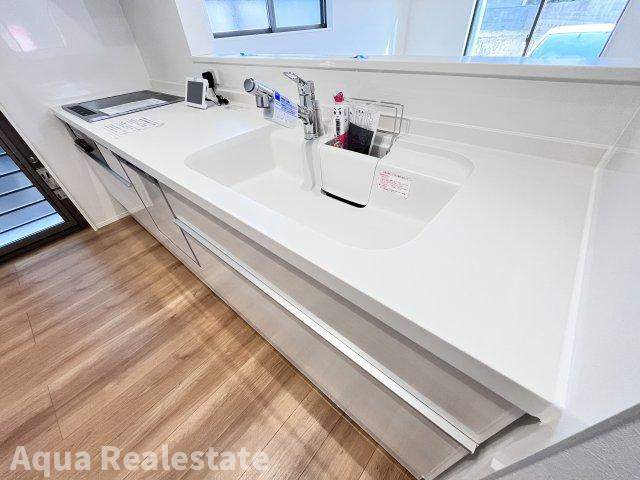 家事楽デザイナーズハウス高松市木太町建売⑯のキッチン|作業スペースが広く家事動線をゆったりと確保できるキッチンです。