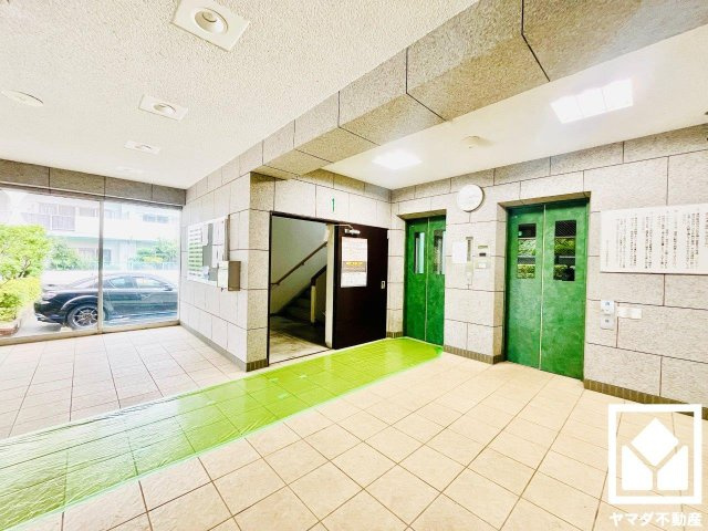 桂川ハイツ３号館のエントランス