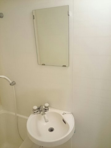 フローレンスハイムの洗面所|明るい洗面所です
