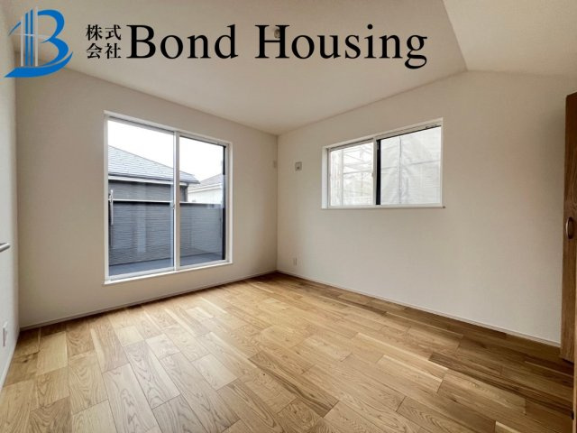 駐車２台　全室南向き　大久保町山手台２丁目 2号棟 新築戸建の洋室