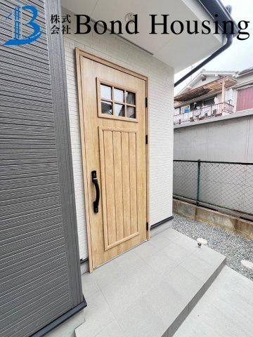 駐車２台　全室南向き　大久保町山手台２丁目 2号棟 新築戸建の玄関