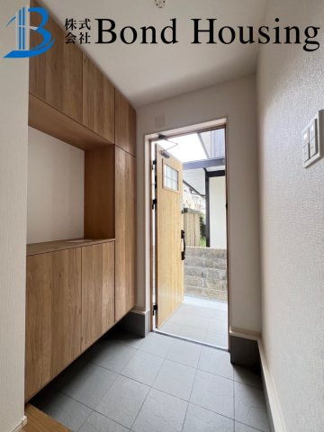 駐車２台　全室南向き　大久保町山手台２丁目 2号棟 新築戸建の玄関