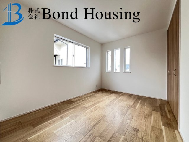 駐車２台　全室南向き　大久保町山手台２丁目 2号棟 新築戸建の洋室