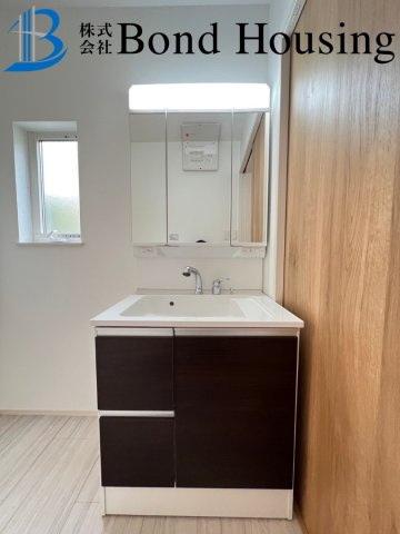 駐車２台　全室南向き　大久保町山手台２丁目 2号棟 新築戸建の独立洗面台