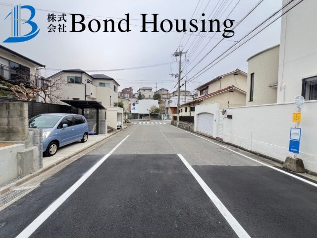 駐車２台　全室南向き　大久保町山手台２丁目 2号棟 新築戸建の前面道路含む現地写真