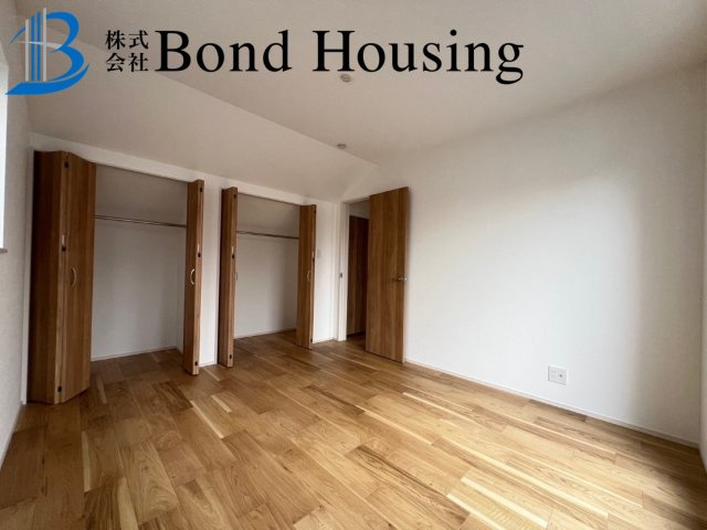 駐車２台　全室南向き　大久保町山手台２丁目 2号棟 新築戸建の洋室