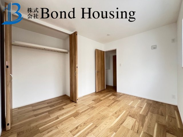 駐車２台　全室南向き　大久保町山手台２丁目 2号棟 新築戸建の洋室