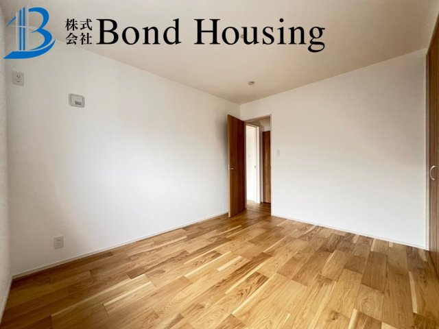 駐車２台　全室南向き　大久保町山手台２丁目 2号棟 新築戸建の洋室