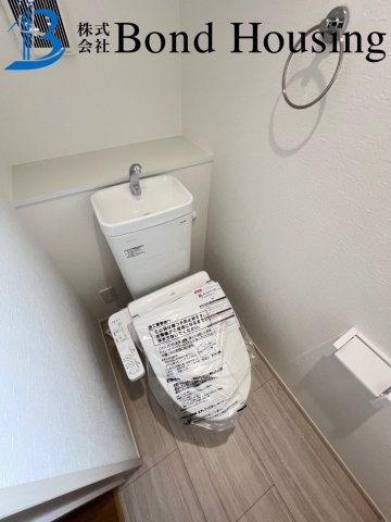 駐車２台　全室南向き　大久保町山手台２丁目 2号棟 新築戸建のトイレ