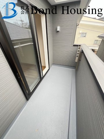 駐車２台　全室南向き　大久保町山手台２丁目 2号棟 新築戸建のバルコニー
