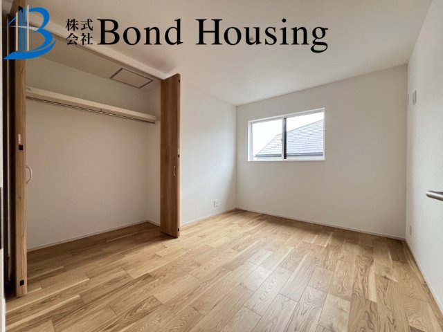 駐車２台　全室南向き　大久保町山手台２丁目 2号棟 新築戸建の洋室