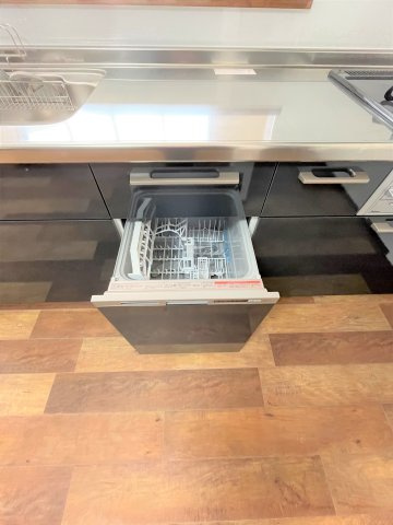 【キッチン】 | 仲介手数料無料！西岐波小学校に通えるリフォーム済み中古住宅　宇部市今村北１丁目 | 食器洗浄乾燥機付き！忙しい方のうれしい時短アイテム