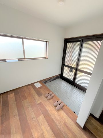 【玄関】 | 仲介手数料無料！西岐波小学校に通えるリフォーム済み中古住宅　宇部市今村北１丁目 | 毎日通る玄関はこちらです