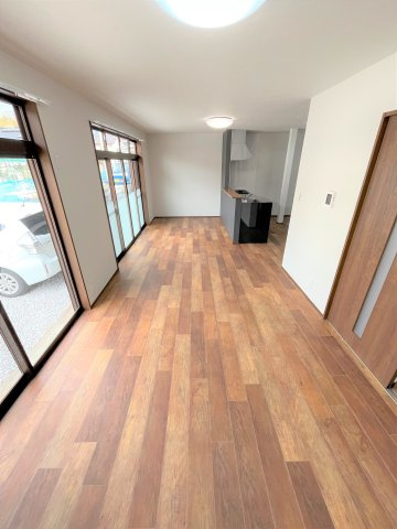 【居間・リビング】 | 仲介手数料無料！西岐波小学校に通えるリフォーム済み中古住宅　宇部市今村北１丁目 | ゆったりとしたリビングは家族の団らんがはずみますね♪