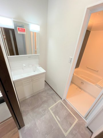 【洗面所】 | 仲介手数料無料！西岐波小学校に通えるリフォーム済み中古住宅　宇部市今村北１丁目 | 脱衣スペースもあります