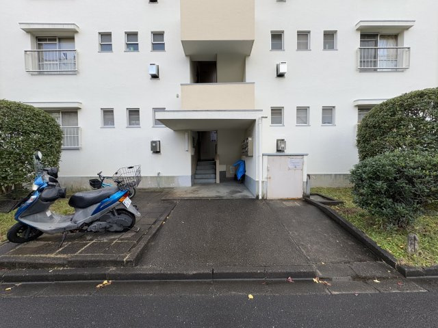 公団狭山住宅22号棟のエントランス