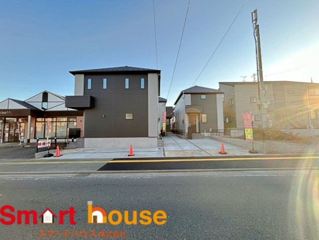 座間市緑が丘　の前面道路含む現地写真|お住まいの前面道路が広いと駐車が楽になり、陽当たりも遮られないので明るく居心地の良いお家になります♪