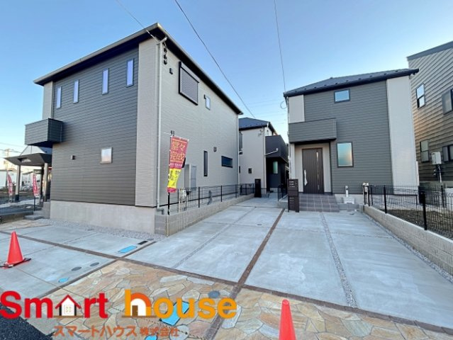 座間市緑が丘　の外観|外壁が周囲の街並みと青空に生えるお洒落な仕上がり！周囲には高い建物のないエリア。青い空が大きく感じますね。