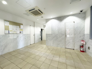 【その他共用部分】 | 清潔感のあるエントランスで出迎えてくれます。