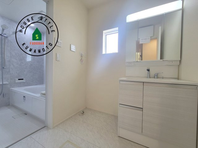 菊池郡大津町大字大津第1-3棟（2号棟）の脱衣所|ゆとりの洗面スペースで朝の身支度もスムーズに。暮らしを快適に変えるシャワー付洗面台です！