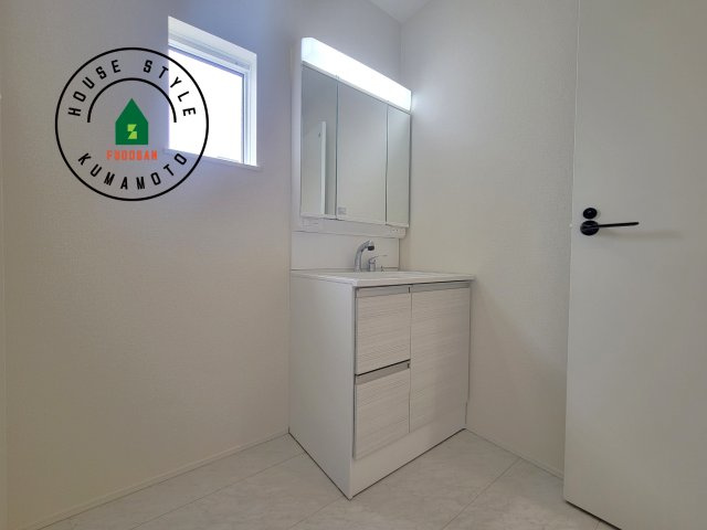 菊池郡大津町大字大津第1-3棟（2号棟）の独立洗面台|毎日使うものだから清潔な空間を保ちたい水回り。洗面にはそんな願いを解消させてくれる収納アイデアが満載です。三面鏡の裏側にはキャビネットが現れ小物から背の高い物まで収納できます。