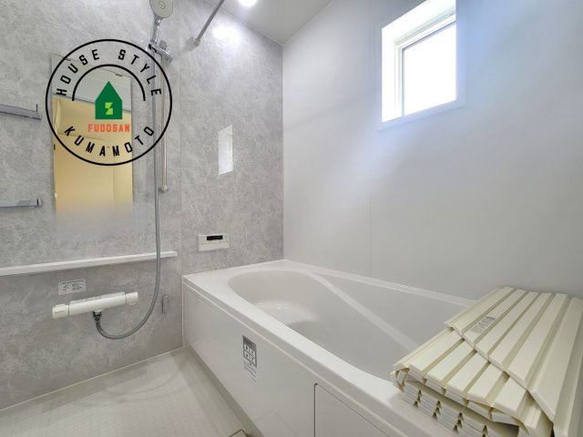 菊池郡大津町大字大津第1-3棟（2号棟）の浴室|1日の疲れを癒してくれる広々バスルーム。雨の日のお洗濯にも大活躍な浴室乾燥機付です！