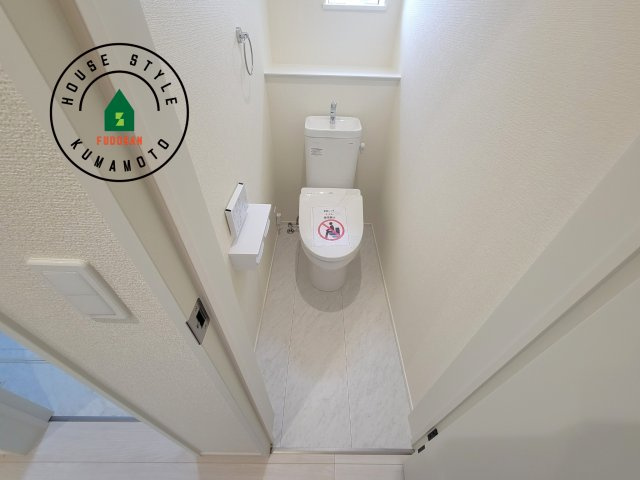 菊池郡大津町大字大津第1-3棟（2号棟）のトイレ|温水洗浄便座を完備しております。2ヶ所にトイレがあるのは朝の慌ただしい時間も安心です。