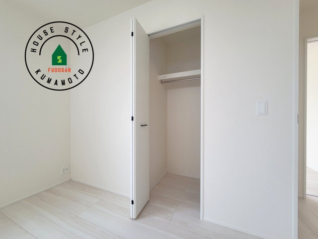 菊池郡大津町大字大津第1-3棟（2号棟）の収納|洋服や大きな荷物が多い方や人数の多いご家族などは、一般的なクローゼットよりもウォークインクローゼットのほうが使い勝手が良いです。