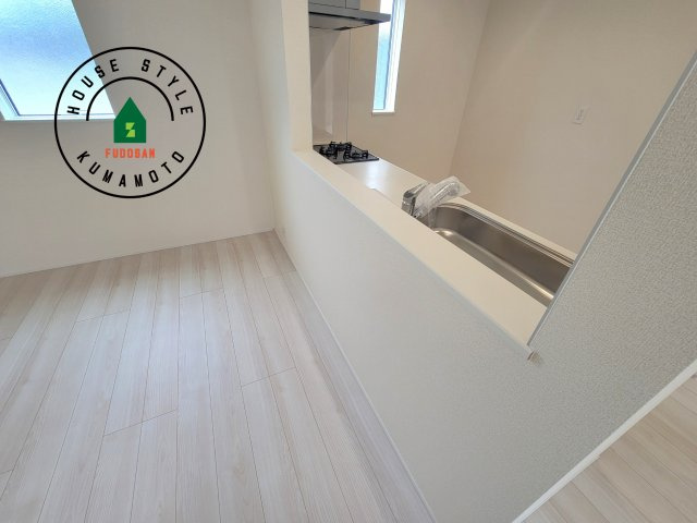 菊池郡大津町大字大津第1-3棟（2号棟）のダイニング|キッチンから立ち込める香りが今日の料理を期待させます。