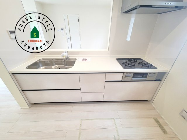 菊池郡大津町大字大津第1-3棟（2号棟）のキッチン|ご家族を近くに感じられる対面キッチンのLDK。会話もはずみそうですね。