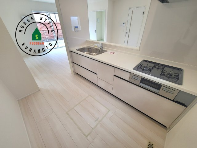 菊池郡大津町大字大津第1-3棟（2号棟）のキッチン|ダイニングテーブルへの配膳がラクラク、お料理はかどるカウンター付きシステムキッチン！