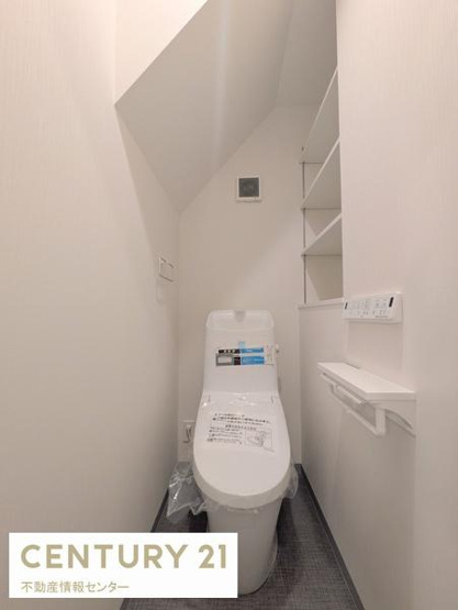 【トイレ】 | 市岡３丁目　新築戸建 | 温水洗浄便座付きトイレです！