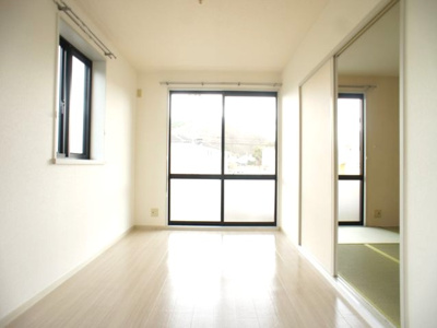 【居間・リビング】 | ラフォーレ・コートA | 快適に過ごせるエアコンが付いています♪