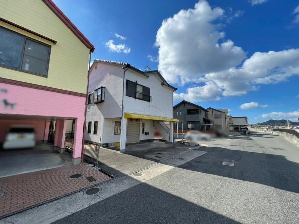 和歌山市三葛　住宅付店舗の前面道路含む現地写真