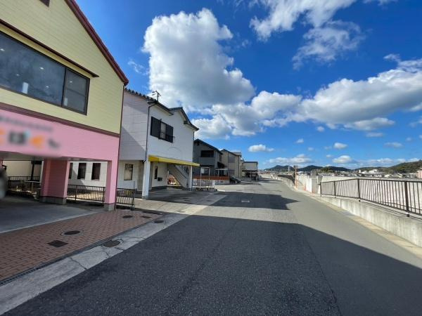 和歌山市三葛　住宅付店舗の前面道路含む現地写真