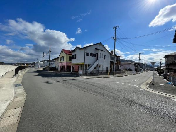 和歌山市三葛　住宅付店舗の前面道路含む現地写真
