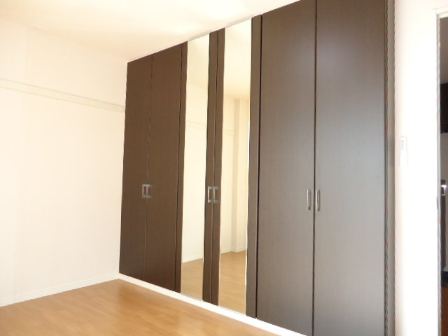 メゾンド・ショコラの収納|鏡付きクローゼット