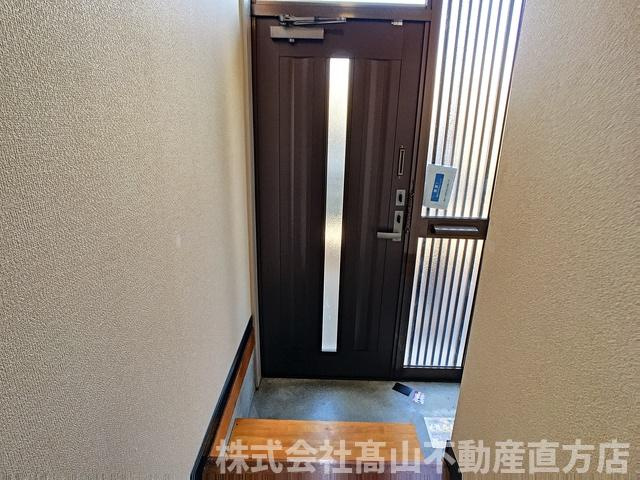 直方市大字直方のアパートの玄関