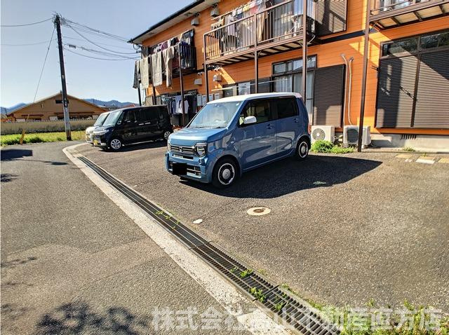 直方市大字直方のアパートの駐車場