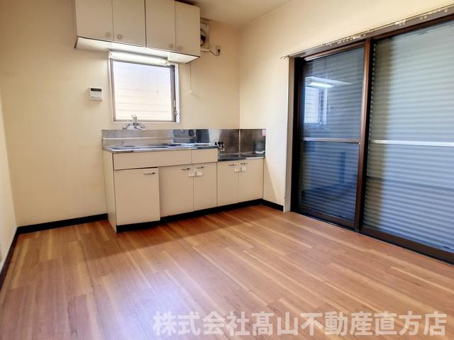 直方市大字直方のアパートの居間・リビング