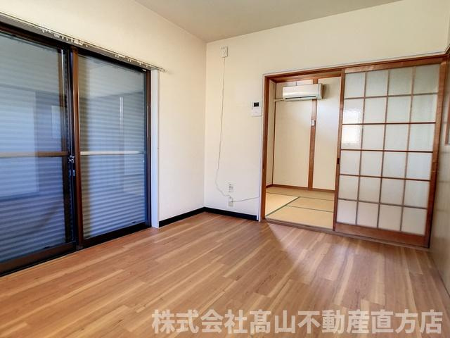 直方市大字直方のアパートの居間・リビング