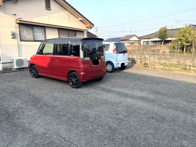 村上貸家の駐車場