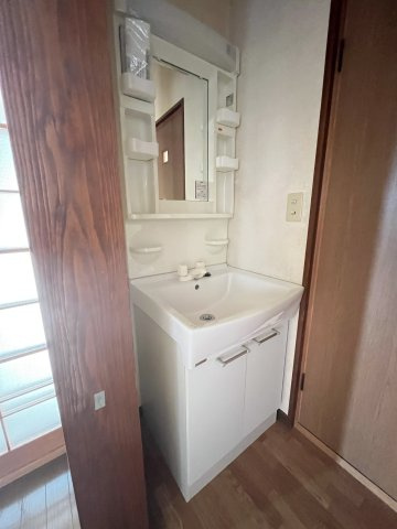 村上貸家の洗面所