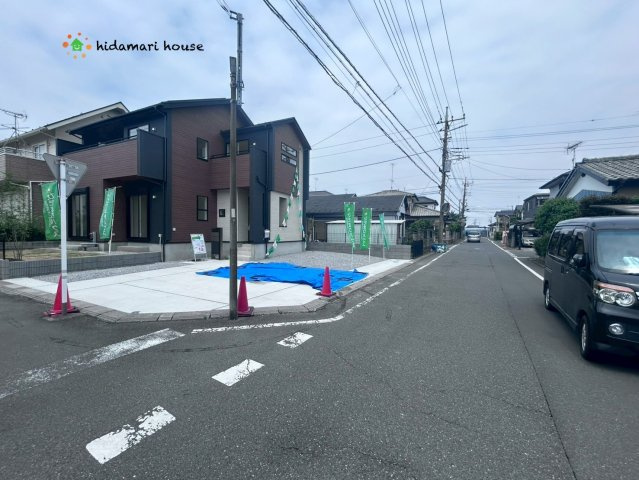 北本市西高尾7丁目5期　新築戸建　ブルーミング01の前面道路含む現地写真