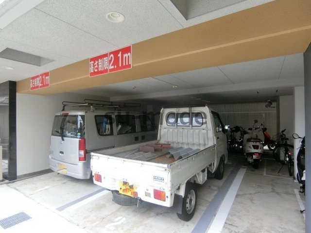 SERENiTE千里丘の駐車場