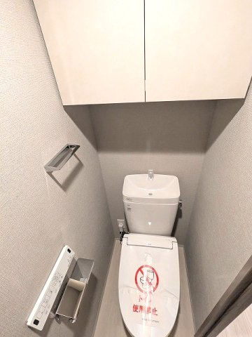 SEASON FLATS上野稲荷町のトイレ|洗面室と独立した温水洗浄便座、ペーパーホルダーにスマホストレージ付きです