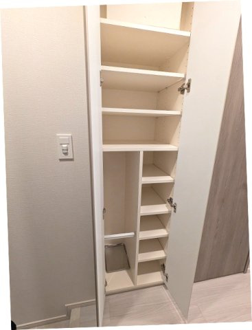 SEASON FLATS上野稲荷町の玄関|傘入れ付収納豊富なトールタイプのシューズBOXです