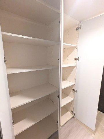 SEASON FLATS上野稲荷町の設備|室内廊下一面に収納付きです