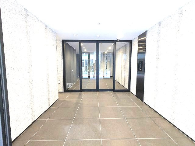 SEASON FLATS上野稲荷町のエントランス|瀟洒なエントランスロビー、タッチキーのモニター付オートロック、防犯カメラ