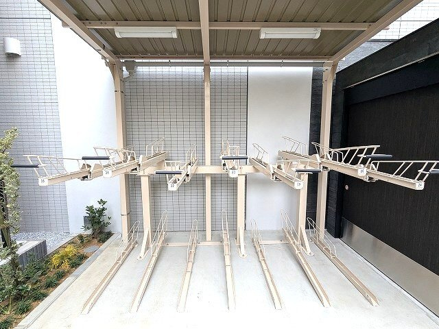 SEASON FLATS上野稲荷町の設備|オートロック付屋根付き自転車置場です